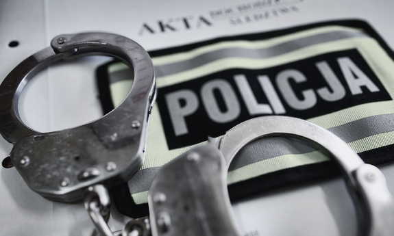 kajadaki, teczki i napis Policja