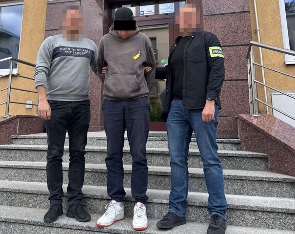 policjanci po cywilnemu prowadzą zatrzymanego 36-latka