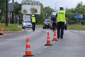 policjanci prowadzą czynności na miejscu wypadku