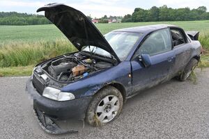 uszkodzony pojazd na drodze