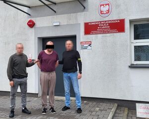 policjanci prowadzą zatrzymanego mężczyznę