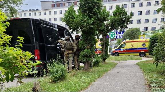 karetka pogotowia oraz kontrterroryści pod blokiem
