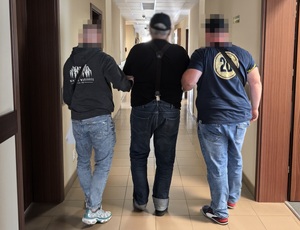 policjanci i zatrzymany meżczyzna