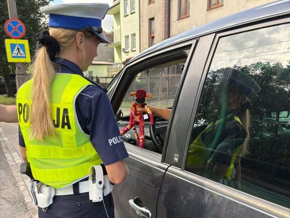 policjantka podczas kontroli drogowej