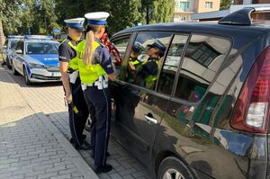 policjantka podczas kontroli drogowej