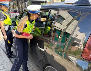 policjantka podczas kontroli drogowej