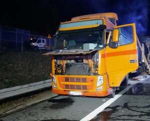 uszkodzony tir na drodze ekspresowej