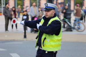 Policjant kieruje ruchem na skrzyżowaniu.